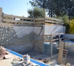 Pietra di Luserna: rivestimento  di una piscina con bugnato irregolare di luserna